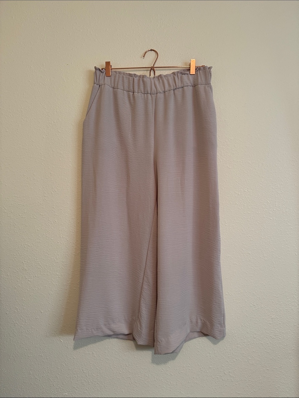 Casual light colored loose wife leg pants with elastic waist size large